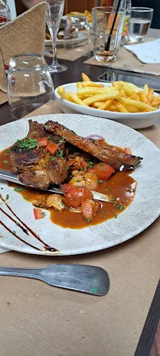 Plat servi avec sauce, légumes et frites aux Gourmets de Juliette